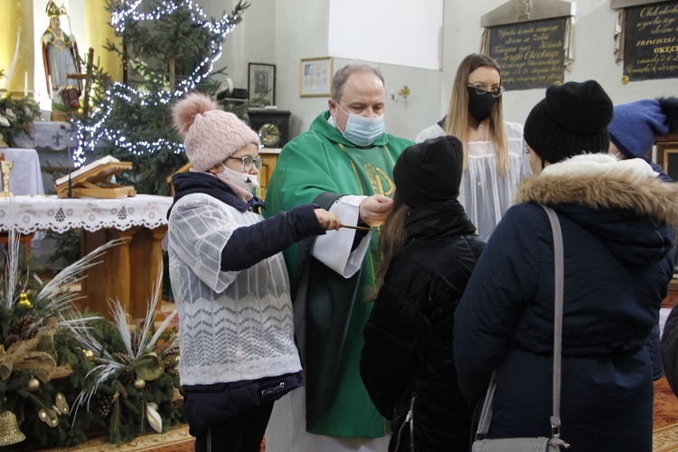 Zuzia przyznaje, że najbardziej lubi posługiwać podczas Komunii św., trzymając patenę.