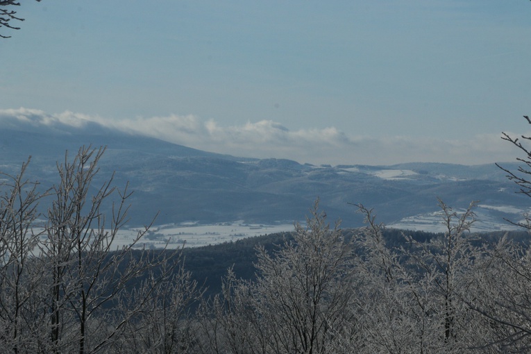 Tłum na szczycie zaśnieżonej Ślęży 