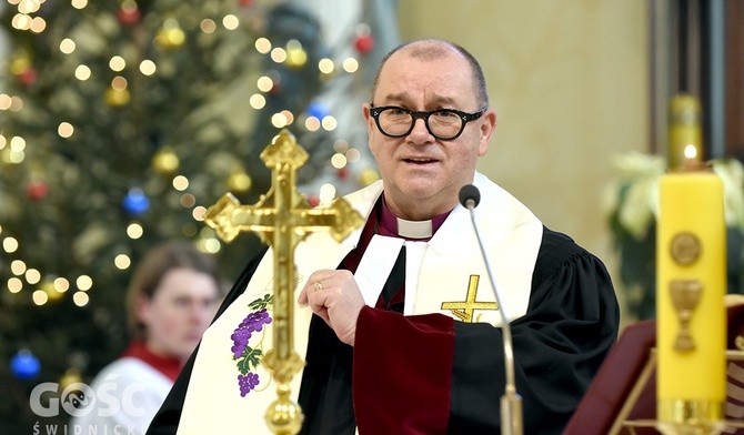 Bp Waldemar Pytel w czasie głoszenia homilii w Witoszowie Dolnym.