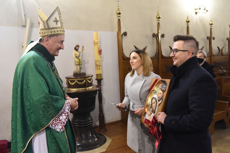 Absolwenci DSR dziękują za udzielenie im misji do posługi w poradniach rodzinnych.