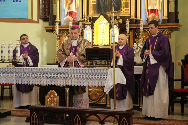 Bp Roman Pindel przewodniczył pierwszej Mszy św. w intencji zmarłego ks. kan. Andrzeja Wolnego w Godziszce.