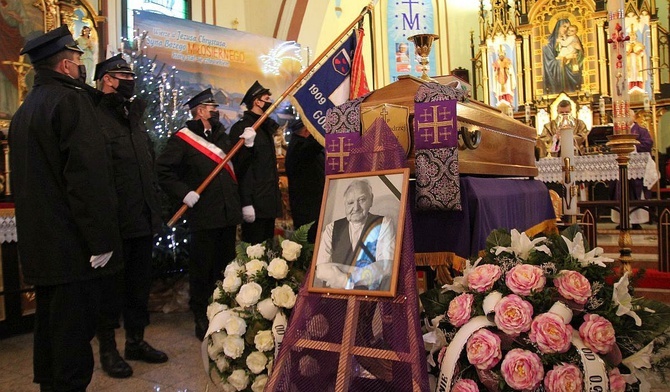 Strażaków z Godziszki nie mogło zabraknąć na Mszy św. za zmarłego ks. proboszcza Andrzeja Wolnego.
