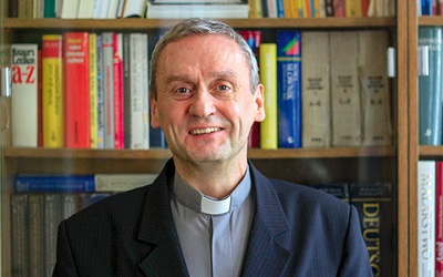 Kapłan jest profesorem nauk teologicznych, doktorem germanistyki, a także duszpasterzem nauczycieli akademickich w Opolu.