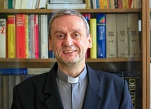 Kapłan jest profesorem nauk teologicznych, doktorem germanistyki, a także duszpasterzem nauczycieli akademickich w Opolu.