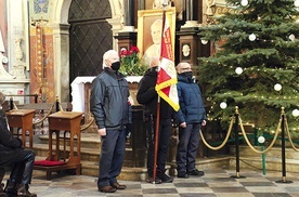 ◄	W liturgii uczestniczyły płockie reprezentacje m.in. Światowego Związku Żołnierzy AK, Związku Żołnierzy NSZ i 64. BLP WOT, która zaciągnęła wartę przy tablicy poświęconej żołnierzom wyklętym.