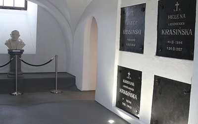 ▲	Puste miejsce w kryptach opinogórskiego kościoła, przygotowane niegdyś dla ordynata, który zginął w KL Dachau. W głębi – jego popiersie.