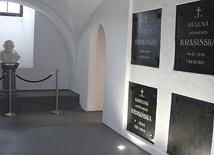 ▲	Puste miejsce w kryptach opinogórskiego kościoła, przygotowane niegdyś dla ordynata, który zginął w KL Dachau. W głębi – jego popiersie.