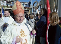 ◄	Biskup senior podczas jednej z pielgrzymek Rodziny Szkół Jana Pawła II na Jasną Górę. 