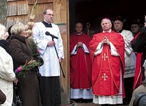 ▲	Były ordynariusz w kościele pw. św. Doroty przewodniczył uroczystościom Niedzieli Palmowej. Z lewej dyrektorka placówki.