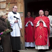 ▲	Były ordynariusz w kościele pw. św. Doroty przewodniczył uroczystościom Niedzieli Palmowej. Z lewej dyrektorka placówki.