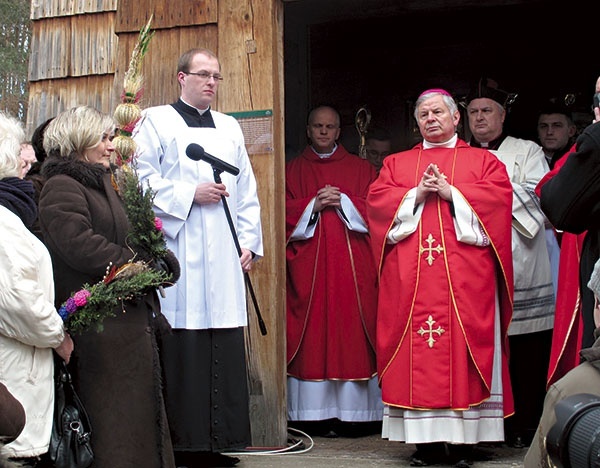 ▲	Były ordynariusz w kościele pw. św. Doroty przewodniczył uroczystościom Niedzieli Palmowej. Z lewej dyrektorka placówki.