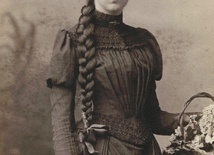 Zdjęcie młodej kobiety w żałobnym stroju.