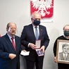 Uroczystość odbyła się w Lubuskim Urzędzie Wojewódzkim. Na zdjęciu wojewoda z rodziną odznaczonego.