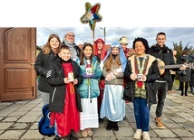 ▲	Kolędnicy w świdnickiej parafii Miłosierdzia Bożego.