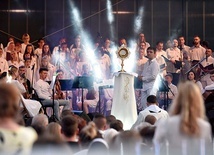 ▲	W czasie uwielbienia uczestnicy mają możliwość adorować Jezusa obecnego w Eucharystii. 