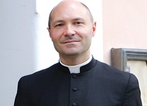 ▲	Rektor GSD jest absolwentem Papieskiego Uniwersytetu Biblijnego w Rzymie. Studiował także na Uniwersytecie Hebrajskim w Jerozolimie.