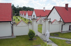 Eremy, czyli domki pustelników, na Srebrnej Górze w podkrakowskich Bielanach. Każdy kameduła mieszka w swojej pustelni, spotykają się tylko na modlitwie