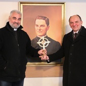 Krzysztof Orzechowski i ks. Wiesław Lenartowicz z relikwiami założyciela.