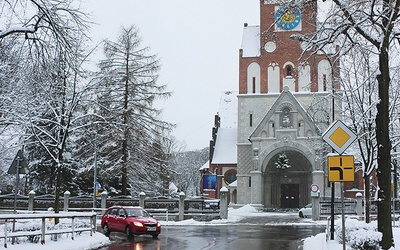 Charakterystyczny niebieski zegar z kościelnej wieży został w ostatnich latach odrestaurowany.