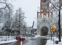 Charakterystyczny niebieski zegar z kościelnej wieży został w ostatnich latach odrestaurowany.