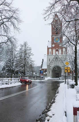 Charakterystyczny niebieski zegar z kościelnej wieży został w ostatnich latach odrestaurowany.