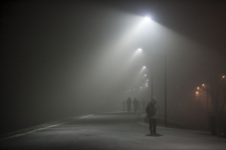 Gryzący smog szczególnie daje się we znaki w mroźne, bezwietrzne dni.