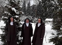 W klasztornym ogrodzie: s. Joanna od Niepokalanej, s. Judyta od Boga Ojca i s. Katarzyna od Niepokalanej.
