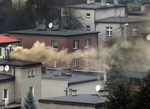 Palą byle czym i w byle czym. Można szybko rozprawić się ze smogiem?