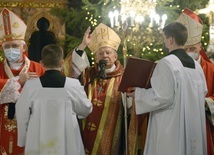 Na zakończenie liturgii solenizant udzielił uroczystego błogosławieństwa.