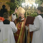 Na zakończenie liturgii solenizant udzielił uroczystego błogosławieństwa.