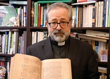 Ks. prof. Henryk Seweryniak pokazuje reprint „Pontyfikału płockiego”.