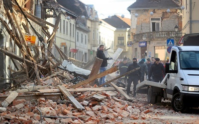 Zburzone przez trzęsienie ziemi domy w mieście Petrinja.