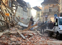 Zburzone przez trzęsienie ziemi domy w mieście Petrinja.
