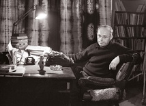 Stanisław Lem w swoim domu  przy ulicy Narwik na osiedlu Kliny  (Kraków, luty 1966 r.)