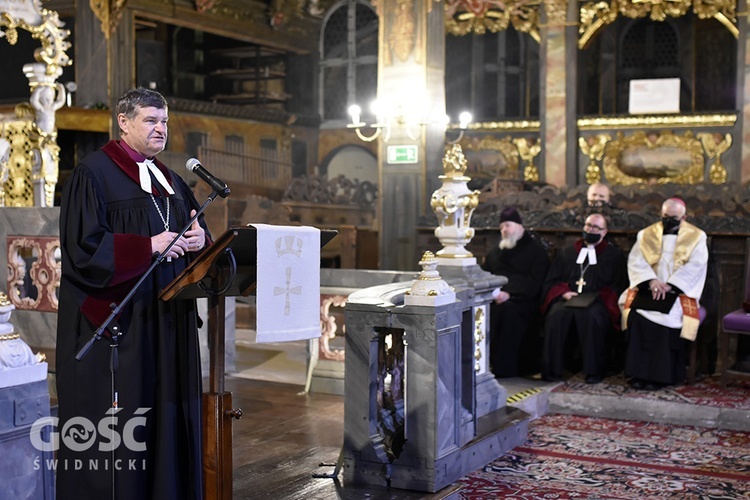 Luterański biskup senior diecezji wrocławskiej w świdnickim Kościele Pokoju.