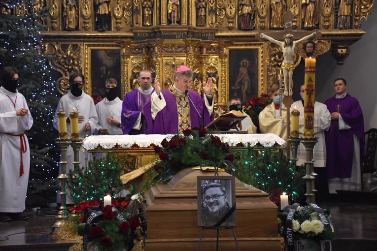 Zmarłego żegnali rodzina, przyjaciele i bliscy.