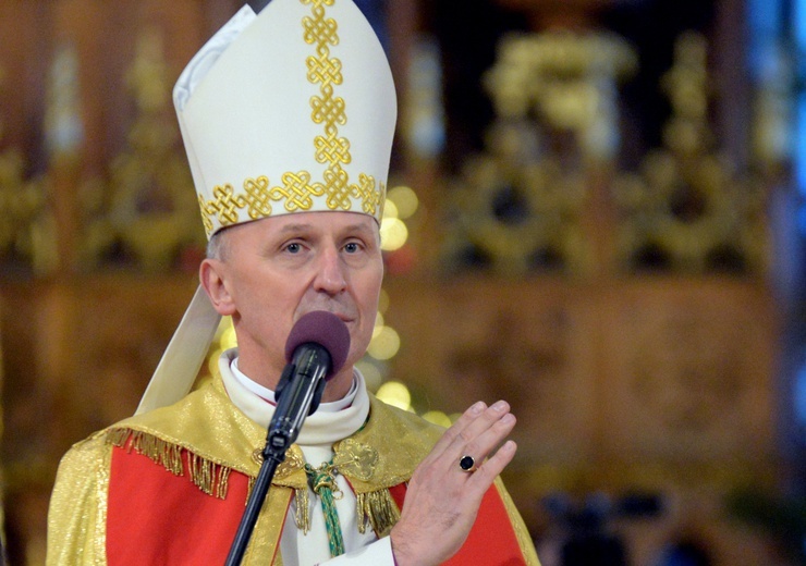 Dla każdego z Was przyzywam mocy Bożego błogosławieństwa - napisał pasterz Kościoła radomskiego.