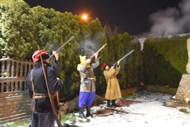 Członkowie Grupy Rekonstrukcji Historycznej 14. Pułku Strzelców Syberyjskich, którzy wystąpili w mundurach powstańców styczniowych, oddali salwę honorową z broni czarnoprochowej.