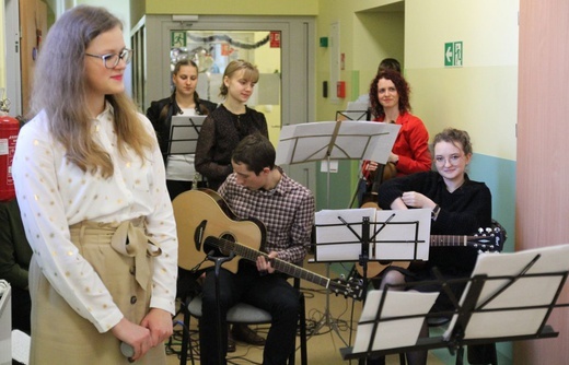 Zespół "Aeternum" z Cieszyna-Pastwisk dla seniorów u sióstr elżbietanek cieszyńskich