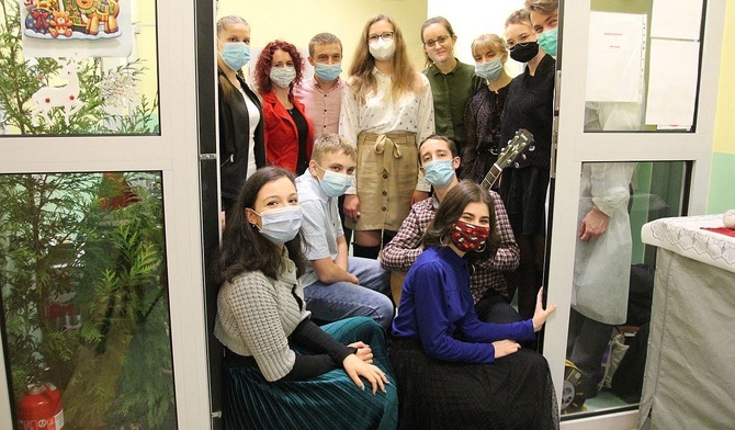 Zespół "Aeternum" po kolędowaniu w Centrum Medycznym Sióstr Elżbietanek - niestety - tylko w drzwiach…