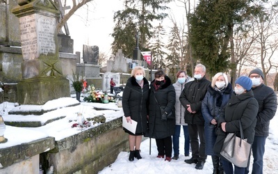 Członkowie Akcji Katolickiej przy grobie ks. Justyna Łady.