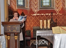 Halina Mastalska czyta Pismo Święte podczas nabożeństwa słowa Bożego w Szczawnicy.