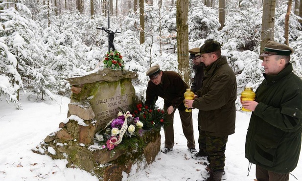Pomnik na terenie Nadleśnictwa Daleszyce. Lesnicy pamiętają o uczestnikach powstania styczniowego.  