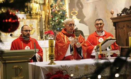 Od lewej: ks. Marcin Samek, ks dziekan Stanisław Czernik i ks. proboszcz Krzysztof Moskal podczas Mszy św. inagurującej Jubileuszowy Rok św. Jakuba w Rzykach.