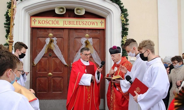 Ks. prałat Stanisław Czernk i ks. proboszcz Krzysztof Moskal podczas uroczystego otwarcia drzwi do kościoła stacyjnego św. Jakuba w Rzykach.