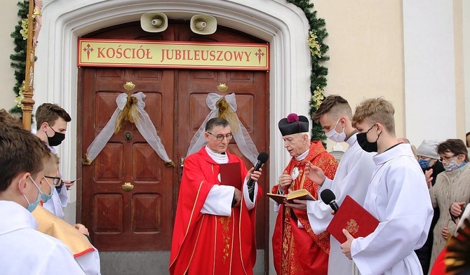 Ks. prałat Stanisław Czernk i ks. proboszcz Krzysztof Moskal podczas uroczystego otwarcia drzwi do kościoła stacyjnego św. Jakuba w Rzykach.