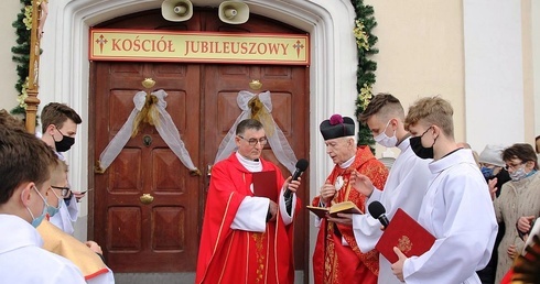 Ks. prałat Stanisław Czernk i ks. proboszcz Krzysztof Moskal podczas uroczystego otwarcia drzwi do kościoła stacyjnego św. Jakuba w Rzykach.