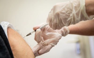 Prezes ARM: W poniedziałek szczepionka Moderny trafi do czterech szpitali węzłowych