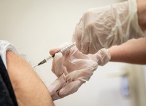 Prezes ARM: W poniedziałek szczepionka Moderny trafi do czterech szpitali węzłowych