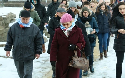 Pamięć o pomordowanych przekazywana jest kolejnym pokoleniom.